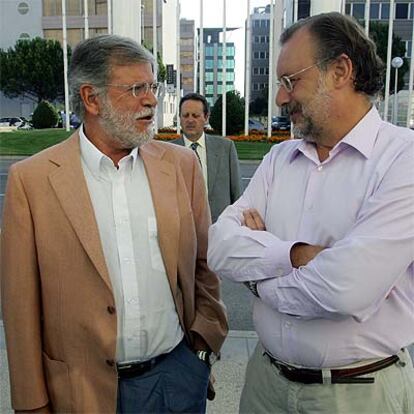 Rodríguez Ibarra y el responsable de Política Muncipal del PSOE, Álvaro Cuesta (derecha).