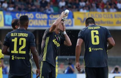 Cristiano lucha contra el calor en un descanso del partido contra el Chievo. 