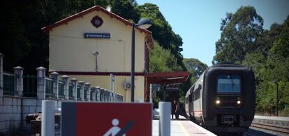 Un tren se detiene ayer en la estaci&oacute;n de Pontedeume (A Coru&ntilde;a).