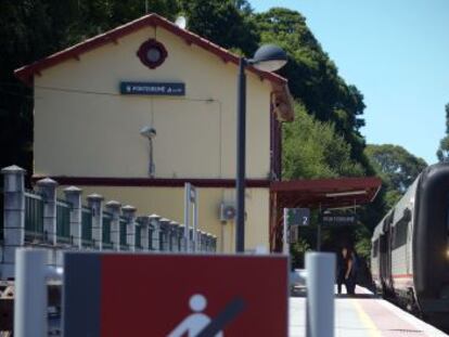 Un tren se detiene ayer en la estaci&oacute;n de Pontedeume (A Coru&ntilde;a).