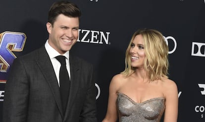 Colin Jost y Scarlett Johansson, en el estreno de 'Vengadores: Endgame' en Los Ángeles, el 19 de mayo.