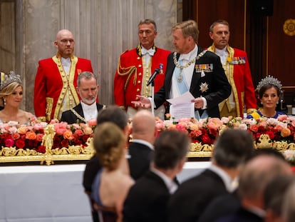 Los reyes de España, Felipe VI (segundo por la izquierda) y Letizia (derecha), junto a los reyes de Países Bajos, Guillermo Alejandro (de pie) y Máxima (izquierda), durante la cena de gala con motivo de su visita de Estado al país, este miércoles en Ámsterdam (Países Bajos).