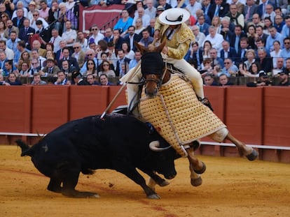 Uno de los toros de Santiago Domecq, este jueves, en su encuentro con el caballo en la plaza de La Maestranza de Sevilla.
 