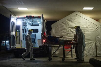Un hombre con síntomas de coronavirus es trasladado al hospital Juan Graham en Villahermosa, Tabasco.