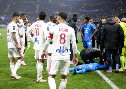 El capitán marsellés Dimitri Payet, en el suelo, tras recibir un botellazo en la cabeza al inicio del Lyon-Olympique de Marsella, este domingo.