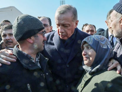 El presidente turco, durante una reunión con ciudadanos afectados por el terremoto, en la frontera entre Turquía y Siria.
