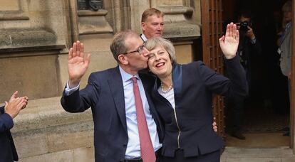 La ministra del Interior brit&aacute;nica, Theresa May, y su esposo, Philip John May, este lunes en londres.