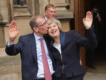 La ministra del Interior brit&aacute;nica, Theresa May, y su esposo, Philip John May, este lunes en londres.