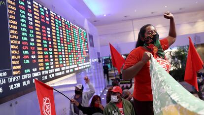 Manifestante do MTST protesta dentro da sede B3, principal bolsa de valores do Brasil, em São Paulo, no dia 23 de setembro.