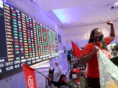 Manifestante do MTST protesta dentro da sede B3, principal bolsa de valores do Brasil, em São Paulo, no dia 23 de setembro.