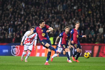 Robert Lewandowski marca de penalti el primer gol del Barcelona ante el Rayo.