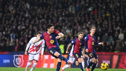 Robert Lewandowski marca de penalti el primer gol del Barcelona ante el Rayo.