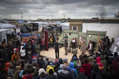 Los actores de Shakespeare&#039;s Globe representan &#039;Hamlet&#039;, ayer en la Jungla de Calais.