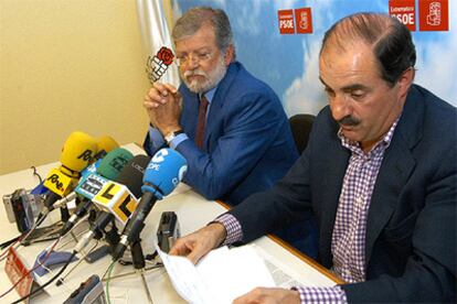 Rodríguez Ibarra, acompañado por el portavoz del PSOE extremeño, Francisco Fuentes, tras la reunión semanal del Consejo Político Permanente del partido.