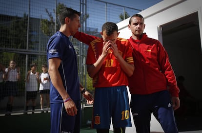 Youssef El Haddaoui, de la selección española de fútbol para ciegos, se lamenta tras la derrota ante Rusia.