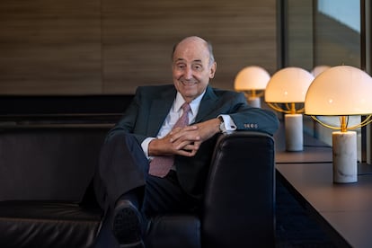 Miquel Roca, abogado y padre de la Constitución, durante la entrevista en su despacho.