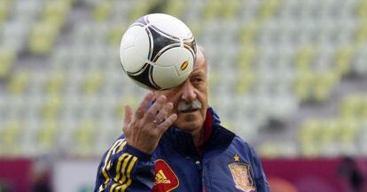 Del Bosque juega con un balón durante un entrenamiento en Gdansk (Polonia)