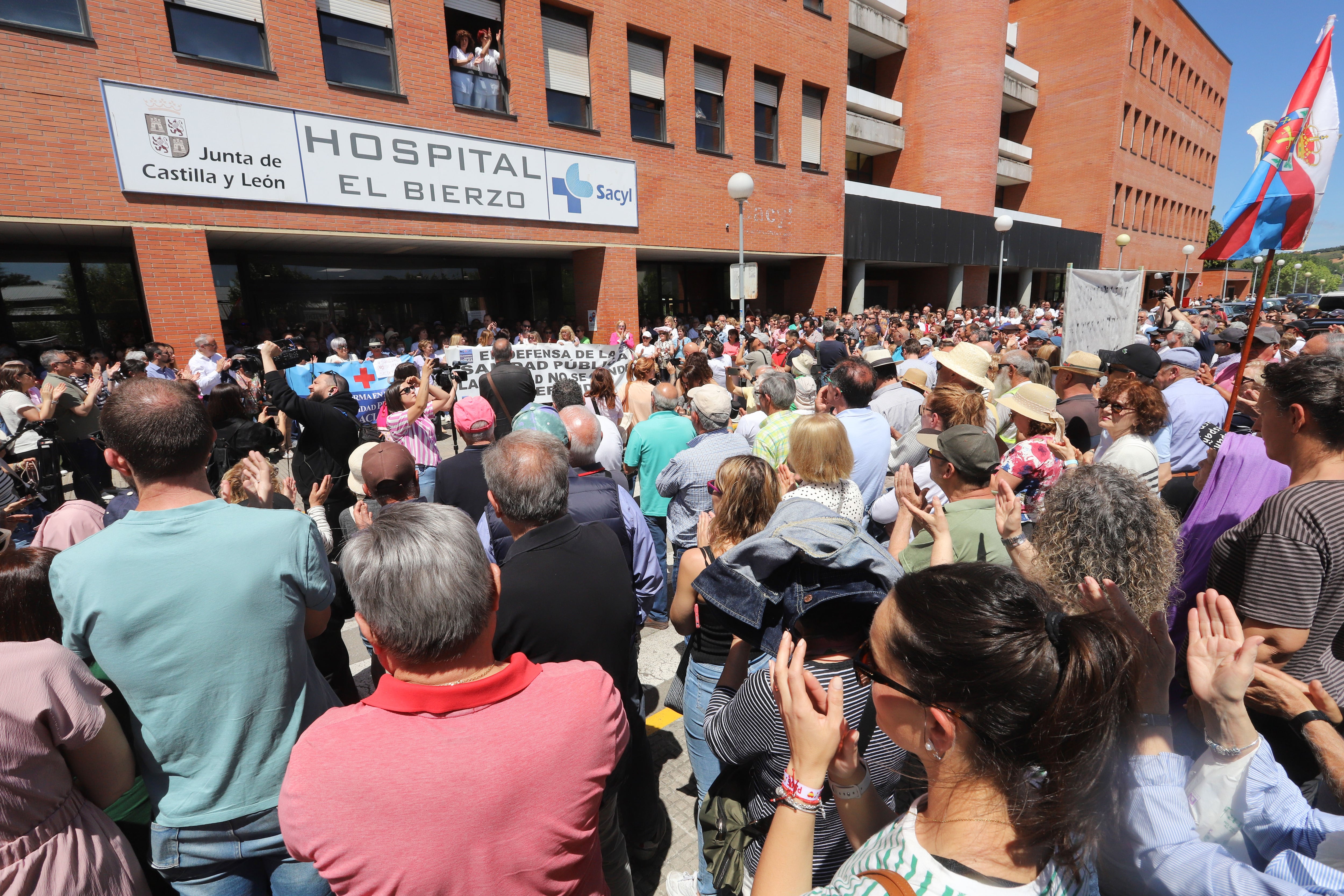 Cientos de personas durante la protesta de septiembre pasado llevada a cabo ante el Hospital del Bierzo, en Ponferrada.