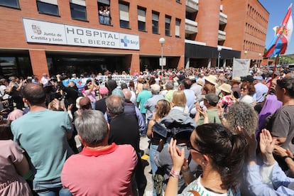 Cientos de personas durante la protesta de septiembre pasado llevada a cabo ante el Hospital del Bierzo, en Ponferrada.