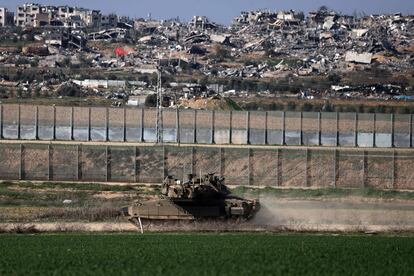 Un vehículo militar israelí, este domingo junto a la frontera de Gaza.