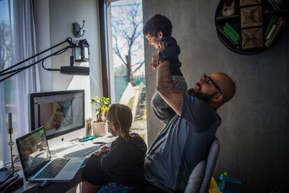 El DJ húngaro Lotfi Begi interrumpe su trabajo para jugar con sus hijos durante el encierro.