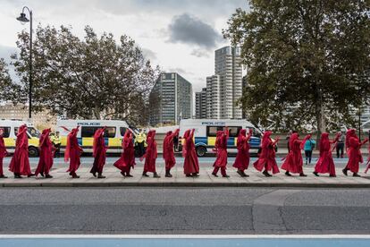 El Circo Invisible durante una acción de protesta delante del cuartel general de MI5 en Millbank, Londres. La llamada Brigada Roja camina en silencio entre los activistas y cruza el muelle. Londres, 15 de octubre de 2019.