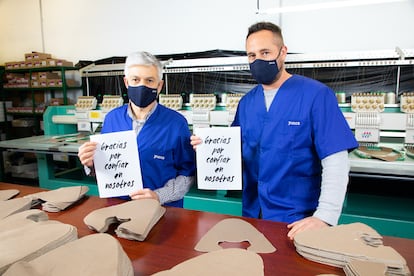 En sus fábricas se conjuga la técnica tradicional de la artesanía zapatera y la innovación más vanguardista. Muchos de sus trabajadores cuentan con más de 40 años de experiencia.