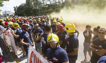 Bomberos de parques privados de Galicia se concentran ante de dirección xeral de emerxencias ayer en Santiago.