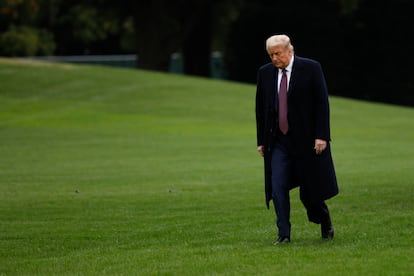 O presidente Donald Trump caminha na área externa da Casa Branca, na quinta.