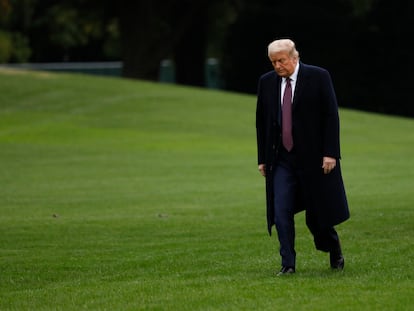 O presidente Donald Trump caminha na área externa da Casa Branca, na quinta.