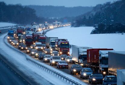 Un gran atasco en una de las carreteras de Kent, en el sur de Inglaterra. Se trata de la mayor nevada de las dos últimas décadas en la zona.