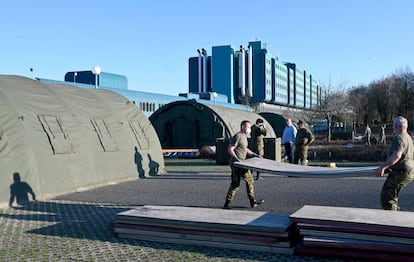 Los militares croatas levantan tiendas de campaña frente al hospital Klinička Bolnica Dubrava, en Zagreb (Croacia), que se ha convertido en el principal centro de atención del país para los casos más graves de coronavirus. Además de estas tiendas de tratamiento, el gobierno ha instalado otras 200 camas en el estadio Spaladium Arena, en Split. Croacia suma 867 casos y seis fallecidos. (Foto del 19 de marzo).