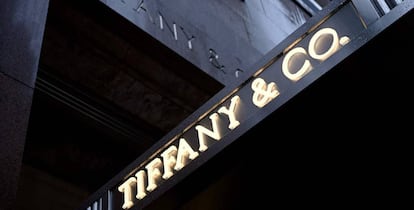 Letrero del icónico local de Tiffany en la Quinta Avenida de Nueva York. 
 