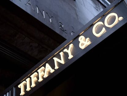 Letrero del icónico local de Tiffany en la Quinta Avenida de Nueva York. 
 