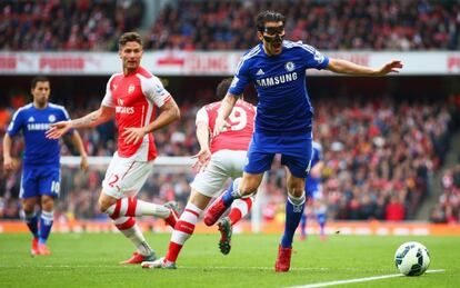 Cesc cae en el &aacute;rea ante Cazorla.