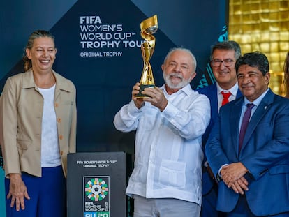 El presidente Lula, este jueves con la copa del Mundial femenino en el evento en Brasilia en el que ha reaparecido tras una neumonía, en una imagen difundida por la Presidencia de Brasil.