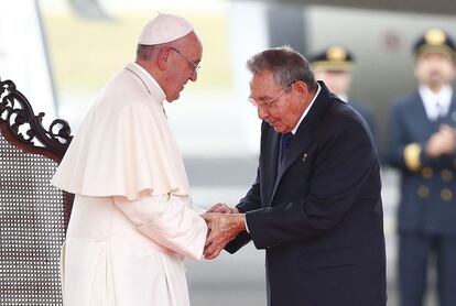 El presidente cubano Raúl Castro coge las manos del Papa durante la ceremonia de bienvenida que se ha llevado a cabo en el aeropuerto internacional de La Habana con motivo de la visita del Pontífice a la isla.