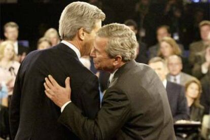En el segundo debate también se aprecian arrugas en la chaqueta de Bush e incluso en la de Kerry.