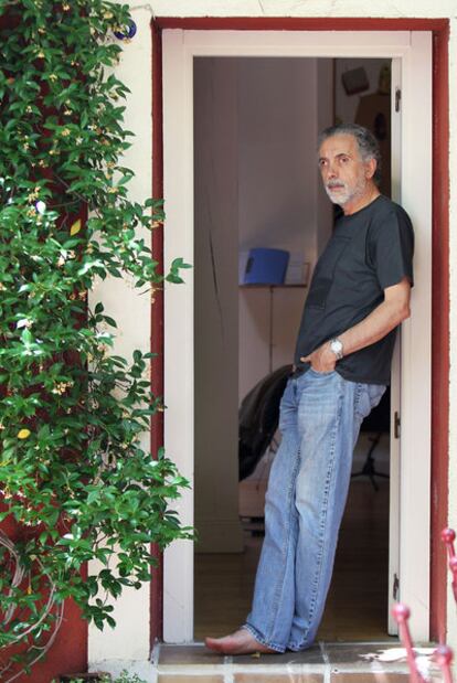 Fernando Trueba en la puerta de su casa.