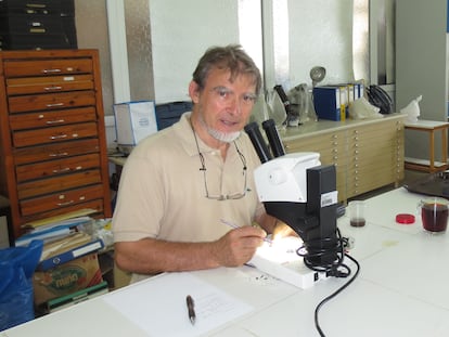 El experto en escarabajos peloteros Jean-Pierre Lumaret.