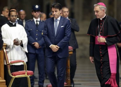 El primer ministro, Giuseppe Conte, en el funeral del cardenal Achille Silvestrini.
