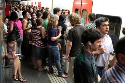 La huelga ha paralizado durante casi dos horas la línea Barcelona-Vallès de Ferrocarrils de la Generalitat.