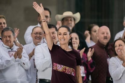 Claudia Sheinbaum saluda a sus simpatizantes en el Zócalo.