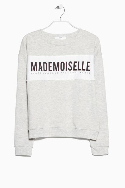 Mango se suma a la tendencia de las sudaderas con mensaje con este modelo gris (22,99 euros).