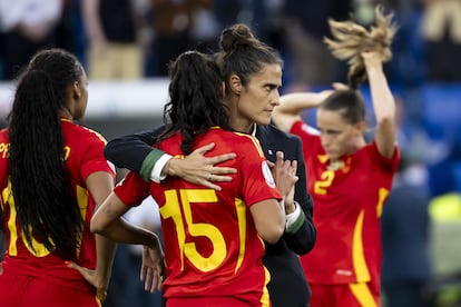 Montse Tomé abraza a Leila Ouahabi tras el final del encuentro.