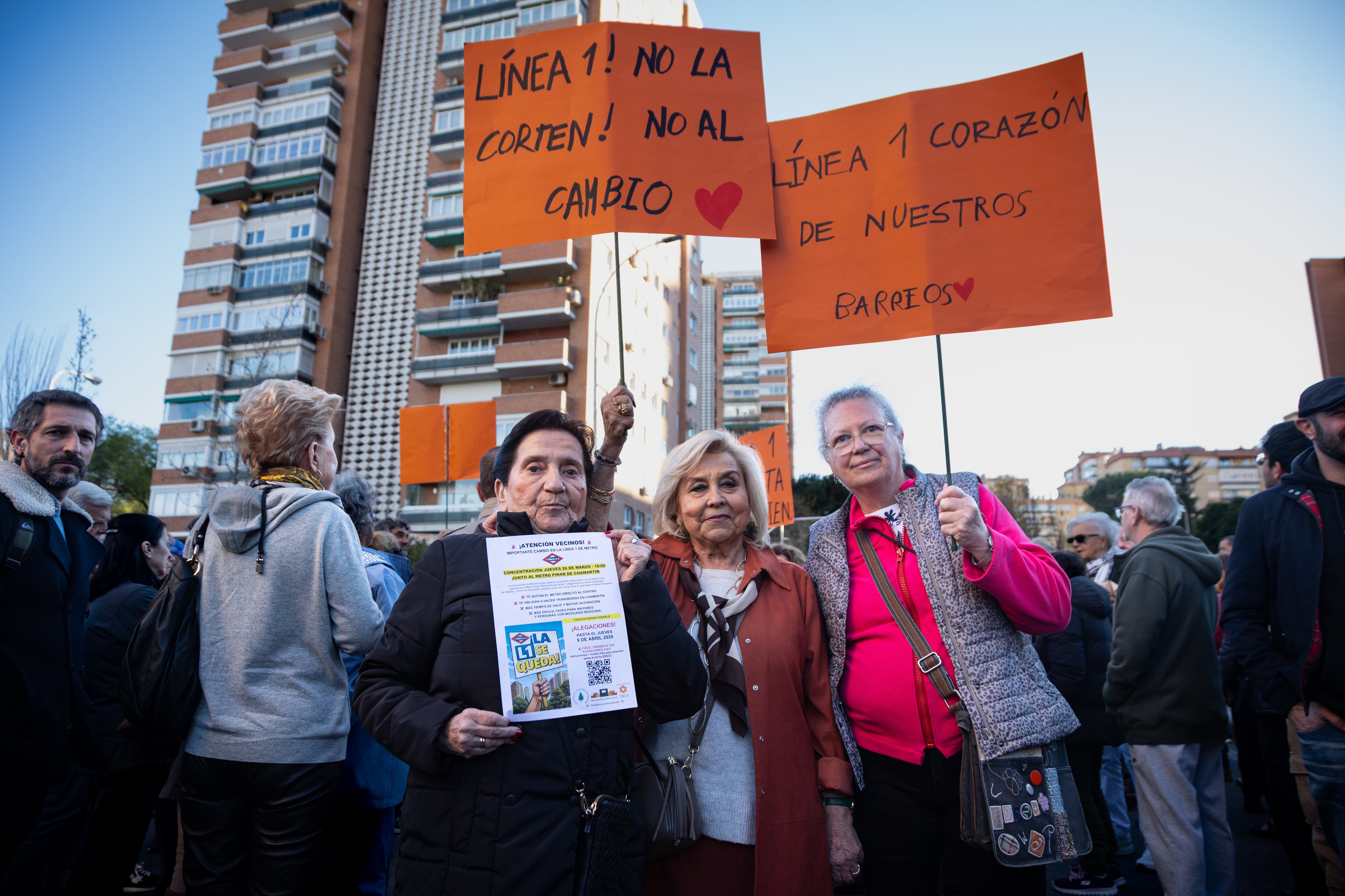 Tres vecinas se manifiestan contra el cierre de la línea 1 en Pinar de Chamartín, el 26 de marzo.