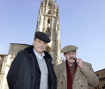 Els escriptors Claudio Magris (e) i Günter Grass, a la plaça de la catedral d'Oviedo (Espanya), el 21 de gener del 2006.