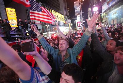 Los neoyorquinos, con banderas de EE UU, celebran la muerte de Bin Laden en Times Square.