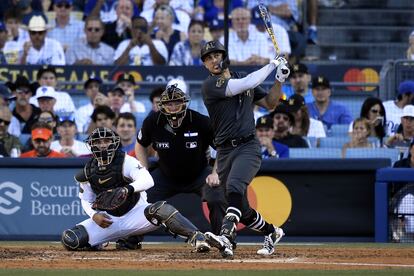 Giancarlo Stanton observa la pelota abandonar el campo de los Dodgers en el juego de estrellas de la MLB.