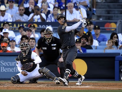 Giancarlo Stanton observa la pelota abandonar el campo de los Dodgers en el juego de estrellas de la MLB.
